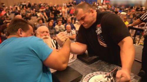 搞笑掰手腕比赛,笑料横生！搞笑掰手腕大赛精彩瞬间